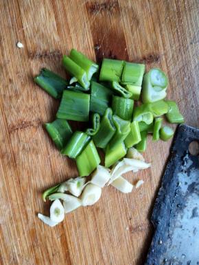 葱切成碎
