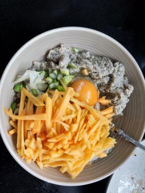 加入豆渣里，加入鸡蛋和南瓜丝盐