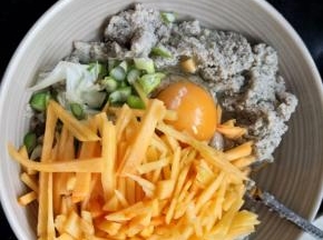 加入豆渣里，加入鸡蛋和南瓜丝盐