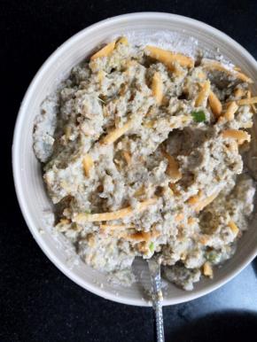 加入适量面粉五香粉拌匀