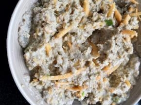 加入适量面粉五香粉拌匀