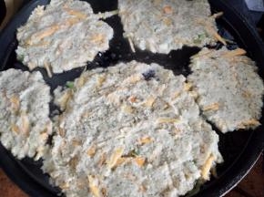 煎锅里入油放入豆渣慢慢弄成饼状