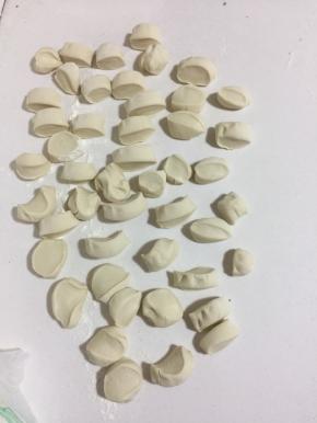 面团发酵好以后充分排气，多揉几下，揉成长条状，再切成大小一致的小挤子备用。