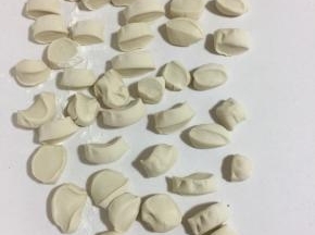 面团发酵好以后充分排气，多揉几下，揉成长条状，再切成大小一致的小挤子备用。