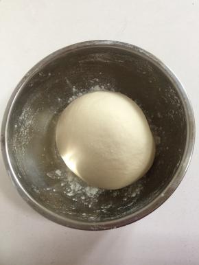 面粉中加入酵母，白糖，放入适量的温水搅拌均匀揉成光滑的面团！