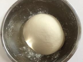 面粉中加入酵母，白糖，放入适量的温水搅拌均匀揉成光滑的面团！