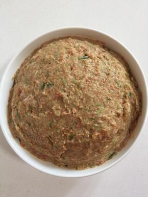 昨天做小笼包剩下的肉馅儿。（肉馅儿的具体做法可以去看我上一篇菜谱小笼包哦！）