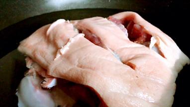 锅置火上，放入半锅清水，加入猪肘子，大火煮透至出血污