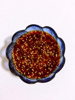 蒜泥，姜末，盐，辣椒油，香油，生抽，香醋拌匀调成料汁儿！蘸着吃不错哦！