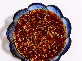 蒜泥，姜末，盐，辣椒油，香油，生抽，香醋拌匀调成料汁儿！蘸着吃不错哦！