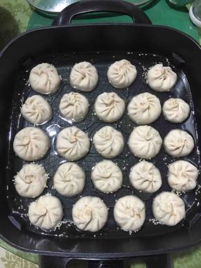 加入没过小笼包三分之二的冷水，盖上锅盖，大火煮开后转中火煎至水完全收干。