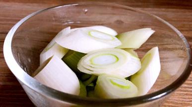 大葱洗净切成段备用