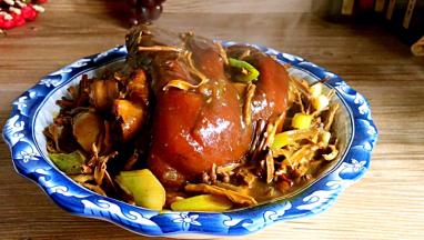 起锅装入大碗中