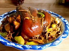起锅装入大碗中