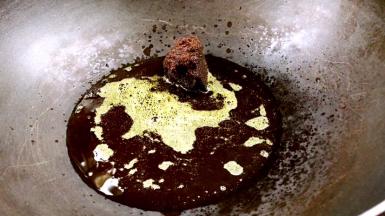 将锅洗净置火上，放入食用油，加入红糖