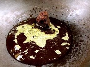 将锅洗净置火上，放入食用油，加入红糖