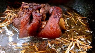 倒入锅中猪肘子的周围，加入适量盐和胡椒粉，继续慢炖20分钟