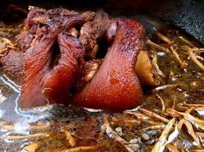 倒入锅中猪肘子的周围，加入适量盐和胡椒粉，继续慢炖20分钟