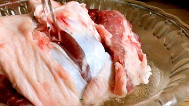 猪肘子叫卖家砍好，划几刀花刀，冲洗干净