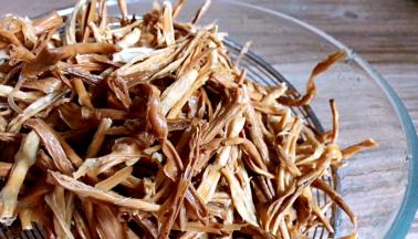 将泡好的笋干洗净沥水