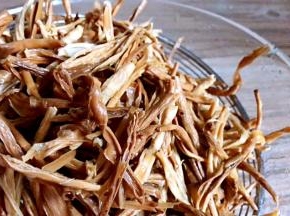 将泡好的笋干洗净沥水