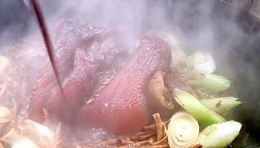 调入味精和生抽，大火收汁即可