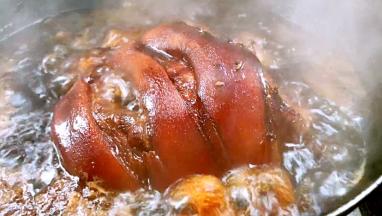 加入清水，大火烧开转小火慢炖半小时