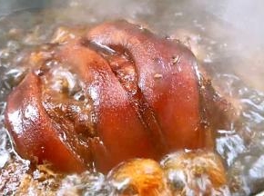 加入清水，大火烧开转小火慢炖半小时