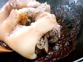 放入猪肘子