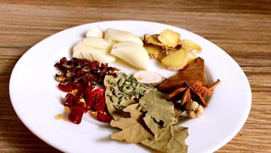 生姜洗净切片，大蒜去皮拍松，干辣椒剪小段，花椒、卤料备好