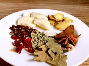 生姜洗净切片，大蒜去皮拍松，干辣椒剪小段，花椒、卤料备好