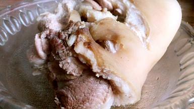 将煮透后的猪肘子捞出沥干水分