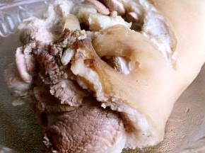 将煮透后的猪肘子捞出沥干水分