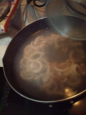 烧开热水，然后关火，把鱿鱼水焯水。