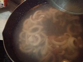 烧开热水，然后关火，把鱿鱼水焯水。