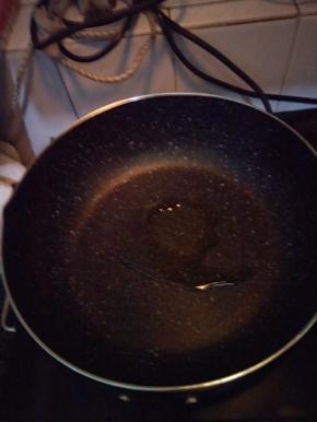 锅搽干淋少许油。