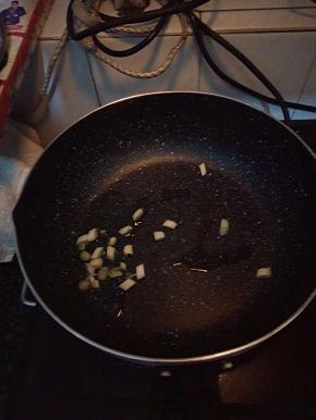 葱爆香，火不要太大啊。