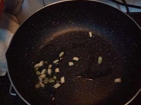 葱爆香，火不要太大啊。