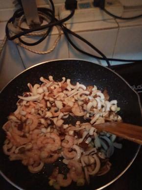 鱿鱼虾仁香菇进锅加耗油，盐，照烧汁翻炒。这里的调料根据自己口味调整。