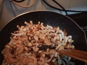 鱿鱼虾仁香菇进锅加耗油，盐，照烧汁翻炒。这里的调料根据自己口味调整。