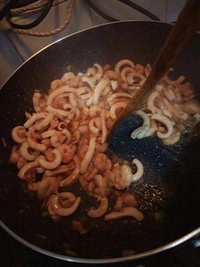 炒到没有汁水出锅备用。