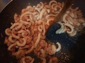炒到没有汁水出锅备用。