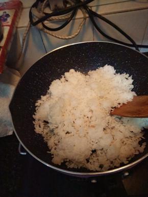 锅里加油后加入沉饭，锅一定重新洗过搽干，直接用会干底的。