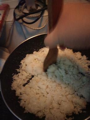 米粒一定要把大块铲开。