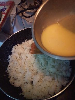 加入打散开的鸡蛋，这里我海鲜放的比较多就用的整蛋，如果喜欢金黄的米粒就只用蛋黄。