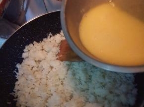 加入打散开的鸡蛋，这里我海鲜放的比较多就用的整蛋，如果喜欢金黄的米粒就只用蛋黄。