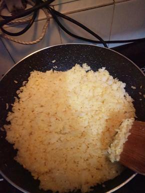 鸡蛋尽量做到米粒均匀。