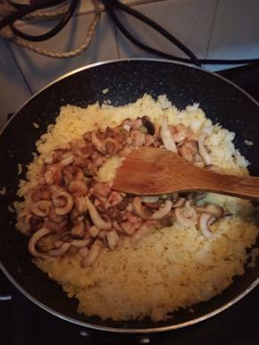 然后加入海鲜，胡椒粉，盐翻炒。