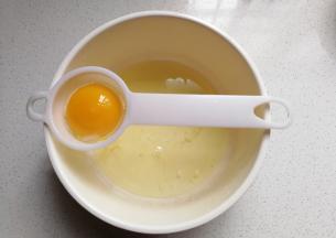 将鸡蛋蛋清蛋黄分离，只取蛋清备用；
