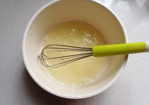将蛋清搅打均匀；